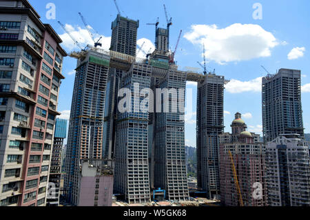 --FILE--Vista del Raffles City, sviluppato da Singapore basata sulla società CapitaLand e progettato dall architetto Israeli-Canadian Moshe Safdie, featuri Foto Stock