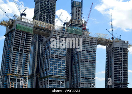 --FILE--Vista del Raffles City, sviluppato da Singapore basata sulla società CapitaLand e progettato dall architetto Israeli-Canadian Moshe Safdie, featuri Foto Stock