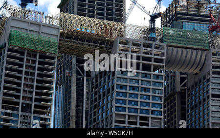 --FILE--Vista del Raffles City, sviluppato da Singapore basata sulla società CapitaLand e progettato dall architetto Israeli-Canadian Moshe Safdie, featuri Foto Stock