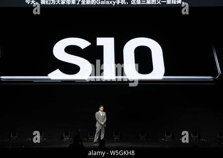 Kwon Gye-hyun, presidente di Samsung Electronics Grande Cina, introduce il Samsung Galaxy S10 smartphone serie durante la manifestazione di lancio in Wuzhen Foto Stock