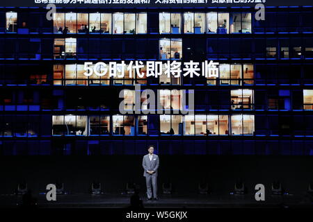 Kwon Gye-hyun, presidente di Samsung Electronics Grande Cina, introduce il Samsung Galaxy S10 smartphone serie durante la manifestazione di lancio in Wuzhen Foto Stock
