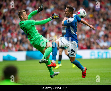 Edimburgo, Scozia - Luglio 28: Liverpool portiere Belga, Simon Mignolet, riesce a offuscare la palla lontano da Napoli centro in avanti, Arkadiusz Milik, durante la Pre-Season amichevole tra Liverpool FC e SSC Napoli a Murrayfield sulla luglio 28, 2019 a Edimburgo, Scozia. (Foto di MB Media) Foto Stock