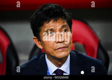 Head Coach Hiroshi Jofuku del Giappone del Sanfrecce Hiroshima F.C. guarda il suo i giocatori in competizione nei confronti della Cina di Guangzhou Evergrande Taobao F.C. in loro Foto Stock