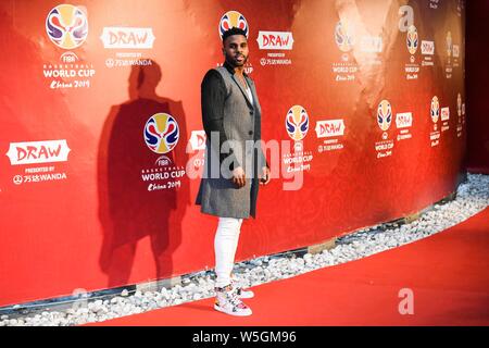 Cantante americana, cantautore e ballerino Jason Derulo esegue pone come egli arriva sul tappeto rosso per il sorteggio cerimonia per il 2019 basket FIBA Foto Stock