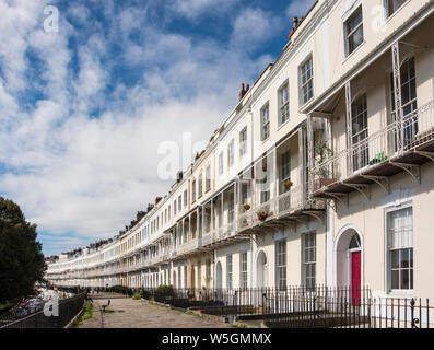 Una fila di case cittadine Georgiane, Royal York Crescent, Clifton, Bristol, Regno Unito Foto Stock