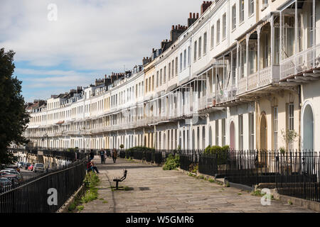 Una fila di case cittadine Georgiane, Royal York Crescent, Clifton, Bristol, Regno Unito Foto Stock