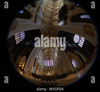 Chartres, Francia - LUG 2019: Interno della cattedrale di Notre Dame Foto Stock