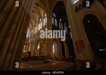 Chartres, Francia - LUG 2019: Interno della cattedrale di Notre Dame Foto Stock