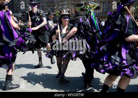 Il Parlamento. Morris ballerini protestano a 4 Maggio 2020 essendo designati VE Day celebrazione invece di essere il giorno di maggio vacanza. Black Swan border morris Foto Stock