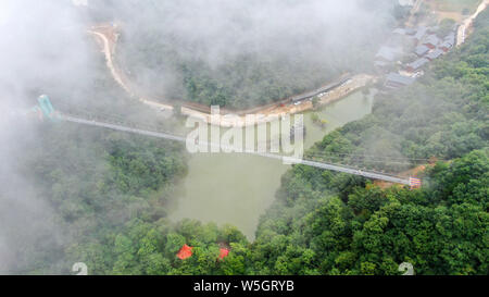 Shaanxi, Cina. 27 Luglio, 2019. Foto aeree prese sulla luglio 27, 2019 mostra un passaggio in vetro alla fonte punto panoramico del fiume hanjiang in Ningqiang, provincia di Shaanxi. Il passaggio in vetro è 188 metri di lunghezza, 88 metri di altezza e 2,88 metri di larghezza.i visitatori a piedi lungo il fondo di vetro passerella, che assomiglia a una passeggiata a piedi tra le nuvole. Credito: SIPA Asia/ZUMA filo/Alamy Live News Foto Stock