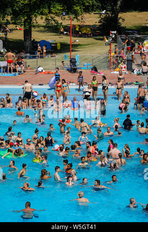 Essen, la zona della Ruhr, Renania settentrionale-Vestfalia, Germania - piscina in estate in Grugabad nella settimana più caldi dell'anno, visitatori cool down nel Foto Stock