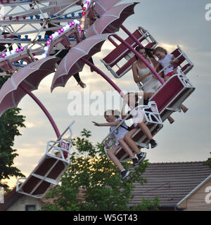 Persone, bambini su un paracadutista, ombrello ride, Svilajnac, Serbia, Europa Foto Stock