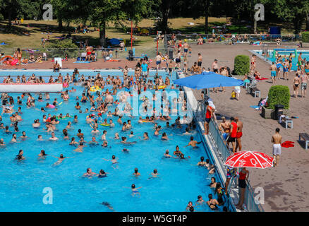 Essen, la zona della Ruhr, Renania settentrionale-Vestfalia, Germania - piscina in estate in Grugabad nella settimana più caldi dell'anno, visitatori cool down nel Foto Stock