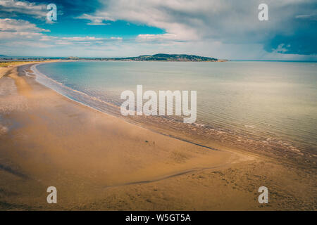 Vista di Howth dal Bull Island Beach, a Dublino Foto Stock