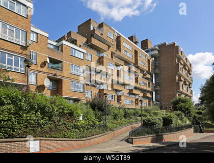 Dawson's altezze, il famoso degli anni sessanta nel sud di Londra pubblica schema di alloggiamento progettato da Kate Macintosh. Elevazione del sud da Overhill Road. Foto Stock