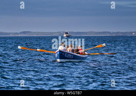 La polvere carrello trofeo, isole Scilly venerdì uomini Gig pilota Boat Race Foto Stock