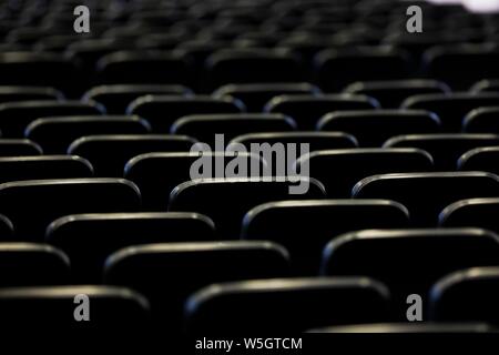 Gli schienali di sedie nere nel grande vuoto sala congressi Foto Stock