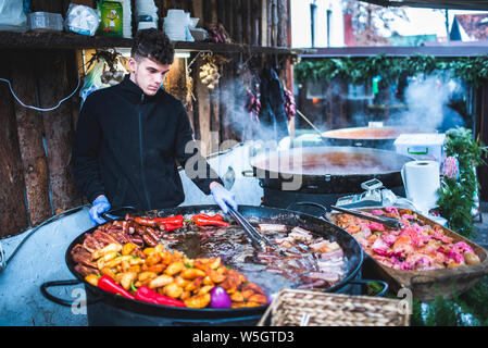 Tradizionale rumena cibo nel mercato di crusca, Transilvania, Romania, Europa Foto Stock