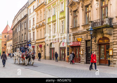 Un carro trainato da cavalli nel centro medievale della città vecchia, Sito Patrimonio Mondiale dell'UNESCO, Cracovia, in Polonia, in Europa Foto Stock