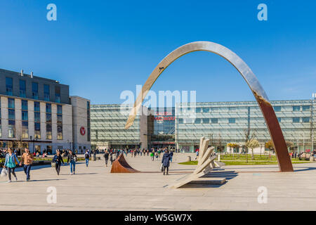 La Pomnik Ryszarda Kuklinskiego w Krakowie scultura e il Galeria Krakowska Shopping Centre Mall in Cracovia, in Polonia, in Europa Foto Stock