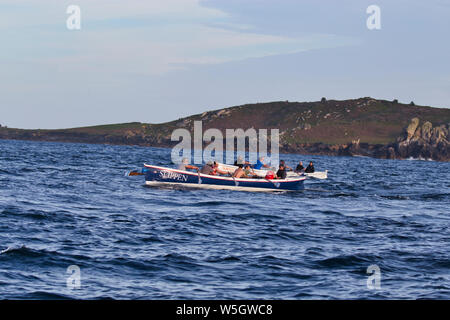 La polvere carrello trofeo, isole Scilly - Venerdì uomini Gig pilota Boat Race Foto Stock