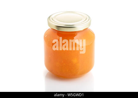 Vasetto di marmellata di prugne isolati su sfondo bianco. Conserve di frutta Foto Stock