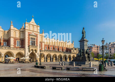 Panno Hall e Adam Mickiewicz, monumento nella piazza principale, il centro medievale della città vecchia, Sito Patrimonio Mondiale dell'UNESCO, Cracovia, in Polonia, in Europa Foto Stock