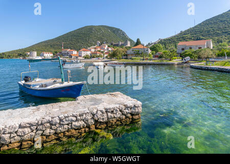 Vista del porticciolo di barche e ristoranti in Mali Ston, Riviera di Dubrovnik, Croazia, Europa Foto Stock