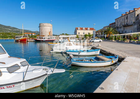 Vista del porticciolo di barche e ristoranti in Mali Ston, Riviera di Dubrovnik, Croazia, Europa Foto Stock