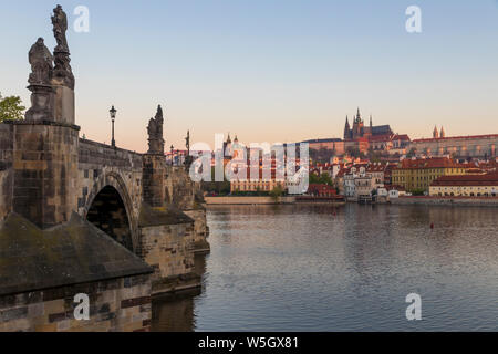 Vista dalla piazza Krizovnicke al Ponte Carlo, il Castello di Praga e la Cattedrale di San Vito, Sito Patrimonio Mondiale dell'UNESCO, Praga, Boemia, Repubblica Ceca Foto Stock