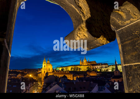 Vista dal minor torre del ponte della città per il Castello di Praga e la chiesa di San Nicola al tramonto, Sito Patrimonio Mondiale dell'UNESCO, Praga, Boemia, Repubblica Ceca Foto Stock