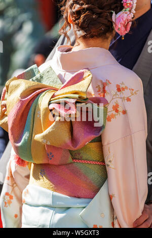 Dettaglio di una ragazza che indossa un kimono, il Tempio di Sensoji, Asakusa, Tokyo, Giappone, Asia Foto Stock