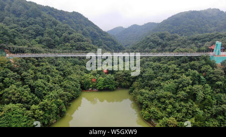 Shaanxi, Cina. 27 Luglio, 2019. Foto aeree prese sulla luglio 27, 2019 mostra un passaggio in vetro alla fonte punto panoramico del fiume hanjiang in Ningqiang, provincia di Shaanxi. Il passaggio in vetro è 188 metri di lunghezza, 88 metri di altezza e 2,88 metri di larghezza.i visitatori a piedi lungo il fondo di vetro passerella, che assomiglia a una passeggiata a piedi tra le nuvole. Credito: SIPA Asia/ZUMA filo/Alamy Live News Foto Stock