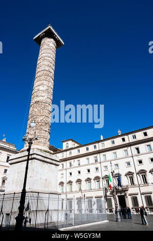 Colonna di Marco Aurelio e dietro a Palazzo Chigi Piazza Colonna, Roma, Lazio, l'Italia, Europa Foto Stock