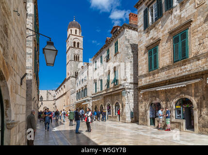 Visitatori sul Stradun e la Chiesa e il monastero francescano, Dubrovnik Città Vecchia, sito Patrimonio Mondiale dell'UNESCO, Dubrovnik, Dalmazia, Croazia, Europa Foto Stock