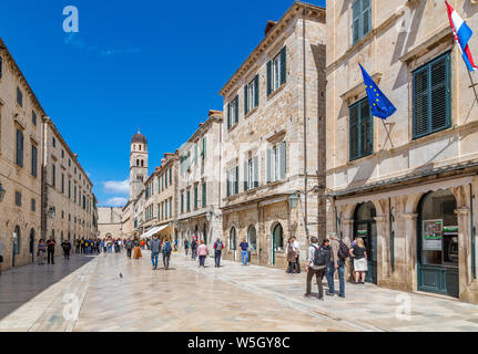 Visitatori sul Stradun e la Chiesa e il monastero francescano, Dubrovnik Città Vecchia, sito Patrimonio Mondiale dell'UNESCO, Dubrovnik, Dalmazia, Croazia, Europa Foto Stock