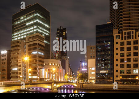 Elevato aumento edifici per uffici in area Dotonbori di Osaka di notte, Osaka, Giappone, Asia Foto Stock