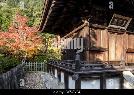 Colore di autunno in Jojakko-ji il tempio di Arashiyama, Kyoto, Giappone, Asia Foto Stock