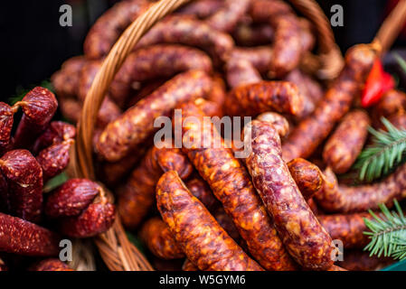 Tradizionale rumena cibo nel mercato di crusca, Transilvania, Romania, Europa Foto Stock