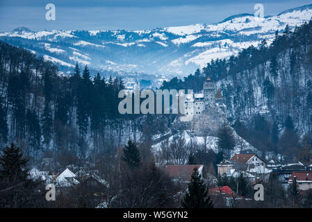 Castello di Bran coperte di neve in inverno, Transilvania, Romania, Europa Foto Stock