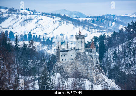 Castello di Bran coperte di neve in inverno, Transilvania, Romania, Europa Foto Stock