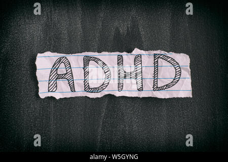 ADHD. Sigla ADHD su sfondo nero. Close up. L' ADHD è disturbo da deficit di attenzione e iperattività. Foto Stock