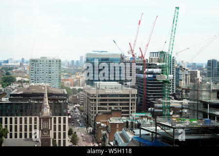 Vista ad est oltre la zona di Whitechapel guardando ad est dalla terrazza del giardino a 120 Fenchurch Street a Londra England Regno Unito KATHY DEWITT Foto Stock