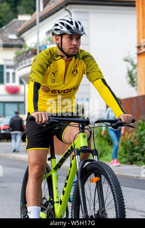 Bad Ragaz, Svizzera. 29 Luglio, 2019. Calcio, training camp Borussia Dortmund: Dortmund Raphael Guerreiro cavalca la sua moto per la formazione di massa. Credito: David Inderlied/dpa/Alamy Live News Foto Stock