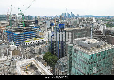 Vista degli edifici di uffici che guardano a est verso Canary Wharf sul paesaggio urbano dalla terrazza giardino al 120 di Fenchurch Street City of London UK KATHY DEWITT Foto Stock