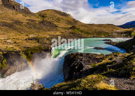 Bellissimo arcobaleno oltre il Parco Nazionale di Torres del Paine nella Patagonia cilena, Sud America Foto Stock