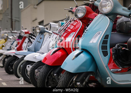 In stile vintage scooter parcheggiato in una riga Foto Stock