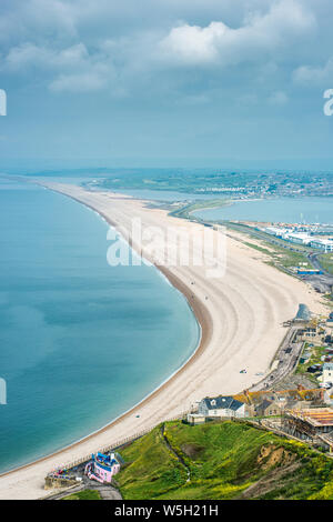 Fortuneswell e Chesil Beach, visto da Portland altezze sull'isola di Portland, Jurassic Coast, Sito Patrimonio Mondiale dell'UNESCO, Dorset, England, Regno Unito Foto Stock