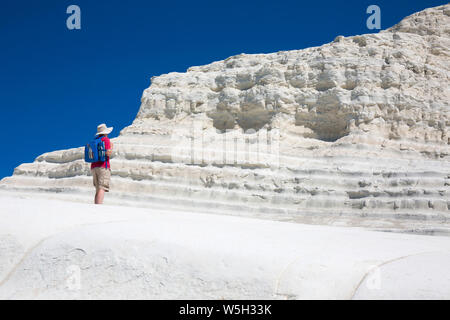 Visitatore ammirando le bianche scogliere calcaree della Scala dei Turchi, Realmonte, Porto Empedocle, Agrigento, Sicilia, Italia, Mediterraneo, Europa Foto Stock