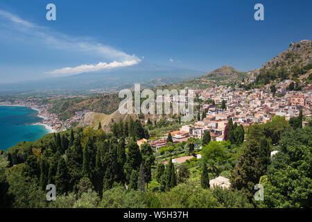 Vista sulla città e sulla costa dal teatro greco, Etna in background, Taormina, Messina, Sicilia, Italia, Mediterraneo, Europa Foto Stock